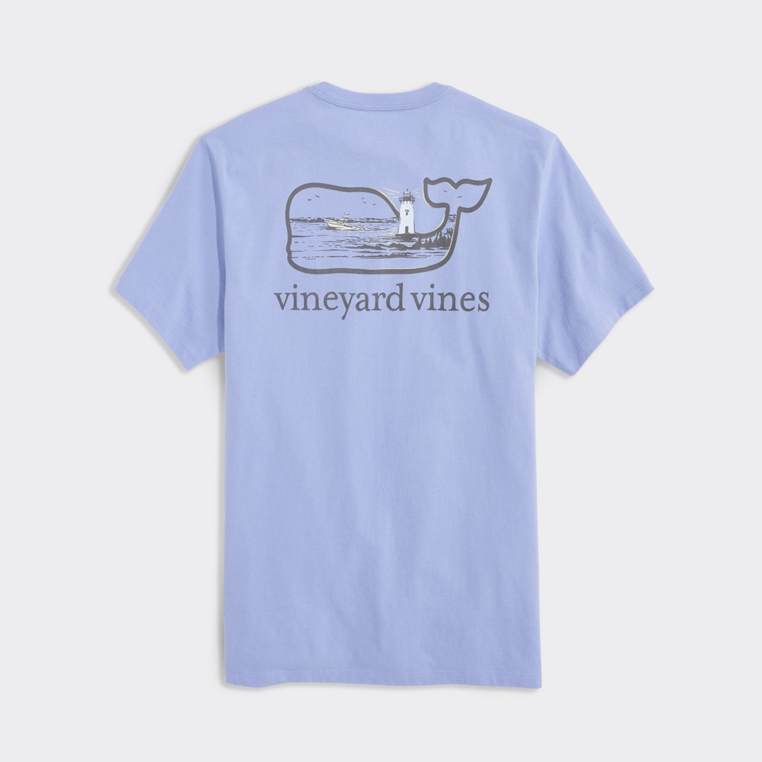 Camiseta Vineyard Lighthouse Whale Scenic Pocket Tee Serenity Blue