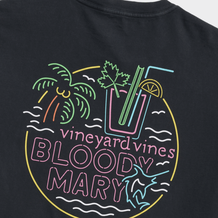 Camiseta Vineyard Drift Dye Neon Sign Vacay Mode Pocket Tee Black - Imagen 2