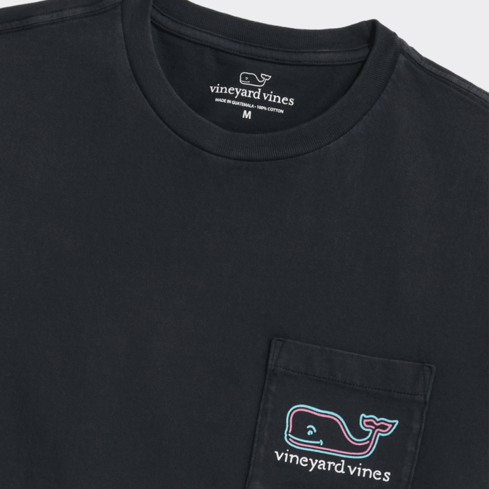 Camiseta Vineyard Drift Dye Neon Sign Vacay Mode Pocket Tee Black - Imagen 4
